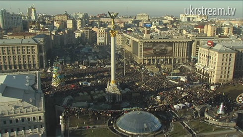 Майдан заполнен людьми - фото