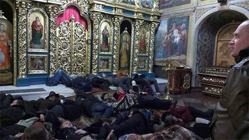 Михайловский собор приютил митингующих - фото