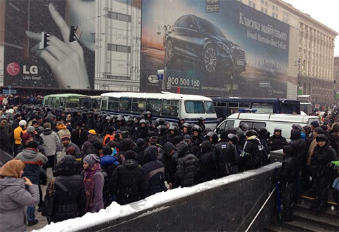Милиция оцепила Евромайдан - фото
