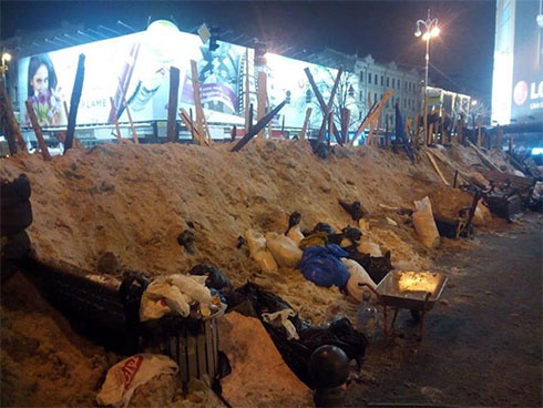 Ночь на Евромайдане прошла спокойно - фото