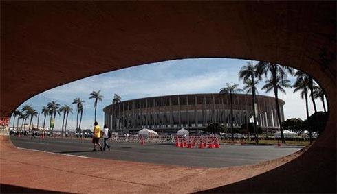 В Бразилии протекает крыша самого дорогого стадиона ЧМ-2014 - фото