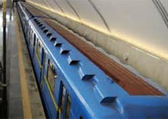 В вагонах киевского метро снимают мониторы - фото