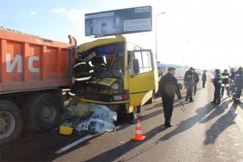Во Львове автобус с пассажирами врезался в грузовик - фото