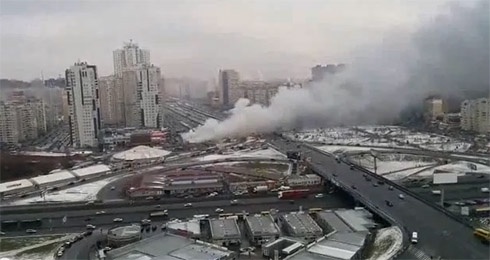 Возле метро «Позняки» горели торговые киоски (видео) - фото