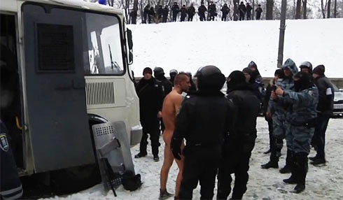 Как милиция издевается над задержанным на ул Грушевского - видео - фото