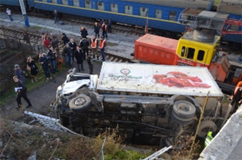 В Севастополе с моста упал грузовик, пострадала беременная женщина - фото