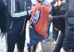 Сепаратисты в Донецке сожгли флаг ФК «Шахтер» [видео] - фото