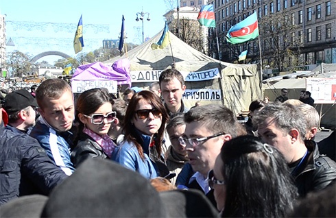 Баррикады на Майдане сносить не стали - фото