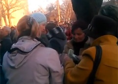 Как пророссийским митингующим в Луганске деньги раздают - видео - фото