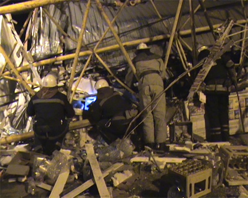 В Харькове упал строительный кран - один человек погиб - фото