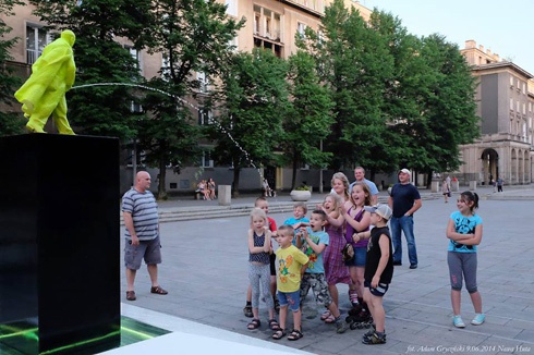 В Кракове появился памятник писающему Ленину - фото