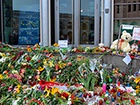 К посольству Нидерландов люди продолжают нести цветы