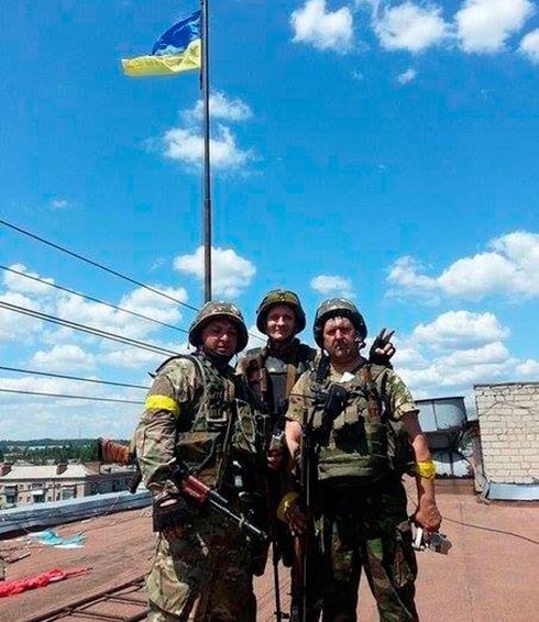 Над Славянском поднят желто-голубой флаг - фото