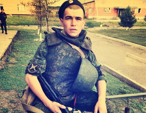 Немытый российский солдат похвастался обстрелом территории Украины - фото