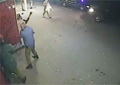 Бойцы «Оплота» жестоко избивают мирных людей - видео - фото