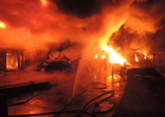 К масштабному пожару на Дегтяревской пожарных не пропускала охрана - фото