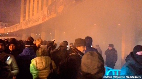 В Киеве пытались сорвать концерт «запроданки» Ани Лорак - фото