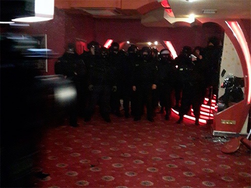 Киевская милиция снова защищает незаконный бизнес, будучи в масках и в непронумерованных шлемах - фото