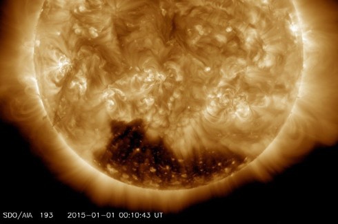 На Солнце обнаружена огромная темная область - фото