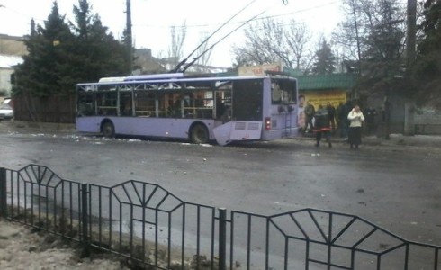 В Донецке террористы обстреляли троллейбус, 13 погибших - фото