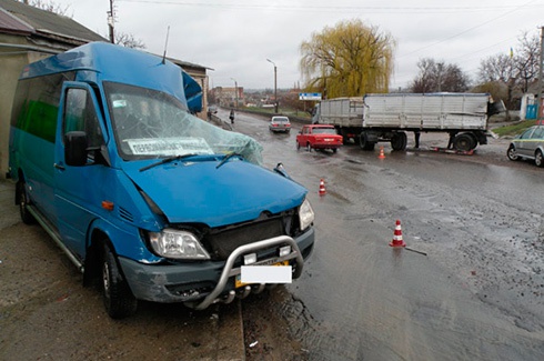 На Николаевщине грузовик своим прицепом врезался в автобус - фото