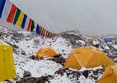 Как лавина накрыла альпинистов на Эвересте - видео - фото