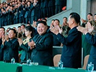 Северокорейский диктатор предъявил свою жену публике впервые з...