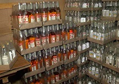 В Киеве изъяли 30 тысяч бутылок фальсифицированной водки - фото