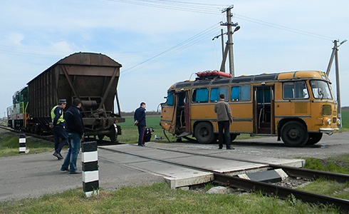 Задержан водитель автобуса, который на Херсонщине врезался в грузовой вагон локомотива - фото