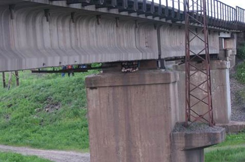 На Днепропетровщине пытались взорвать железнодорожный мост - фото