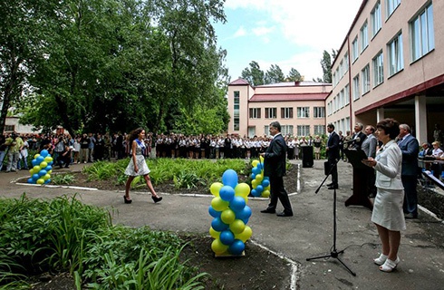Порошенко посетил последний звонок школы в Славянске - фото