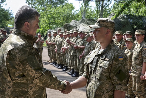 Президент наградил военных, которые задержали российских спецназовцев - фото