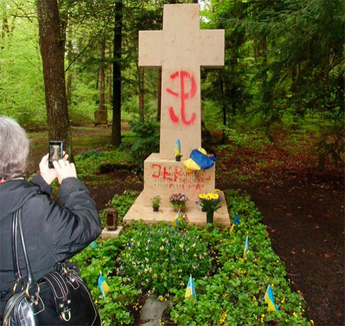 В Мюнхене снова осквернили могилу Бандеры - фото