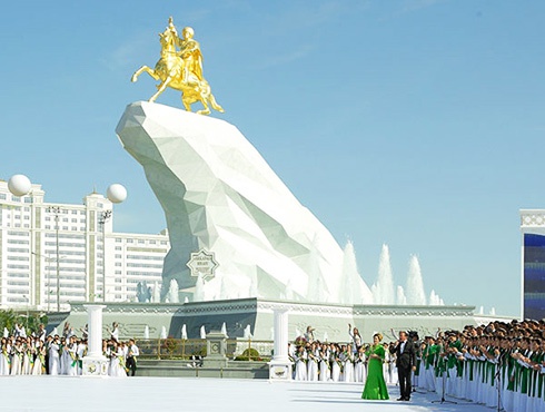 В Туркменистане установили позолоченный памятник президенту - фото