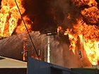 На горящей нефтебазе произошел очередной взрыв