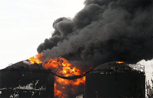 Пожар на нефтебазе в Глевахе: Погашен один горящий резервуар - фото