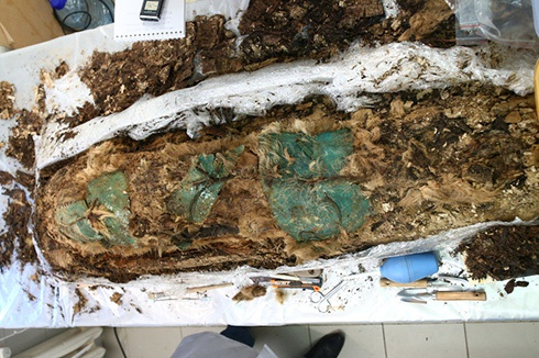 На Ямале археологи нашли мумию ребенка XIII века - фото