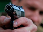 Пьяные милиционер и бывший милиционер, угрожая оружием, избили посетителей кафе в Киеве