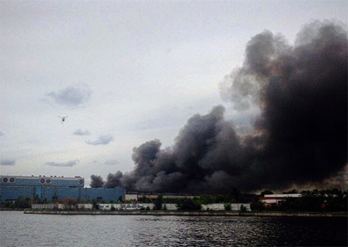 В Москве произошел масштабный пожар на заводе ЗИЛ - фото