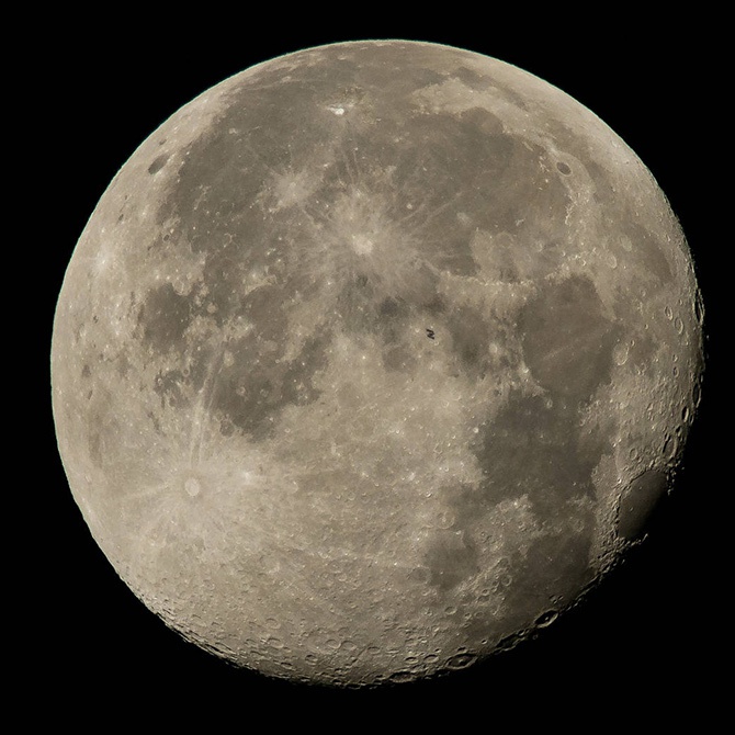 NASA показала фото МКС на фоне полной Луны - фото