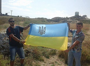 Оккупанты арестовали крымчан за фото с украинским флагом - фото