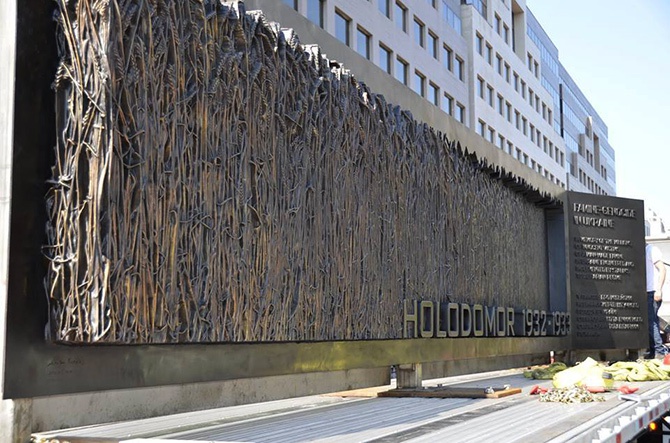 В центре Вашингтона установили Мемориал Голодомору - фото