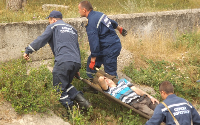 В Краматорске с моста упал человек - фото