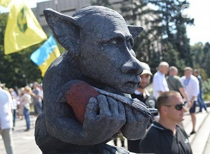 В Запорожье установили памятник упырю, очень напоминающего Путина - фото