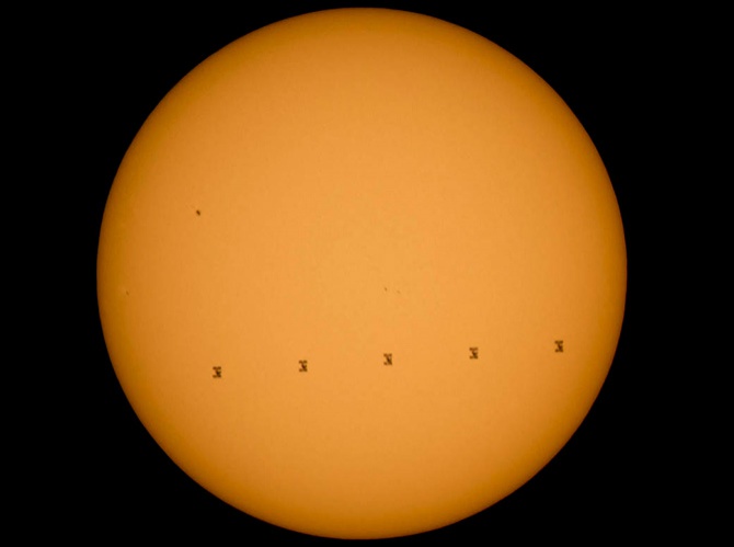Фотографию МКС, пролетающей на фоне Солнца, показала NASA - фото