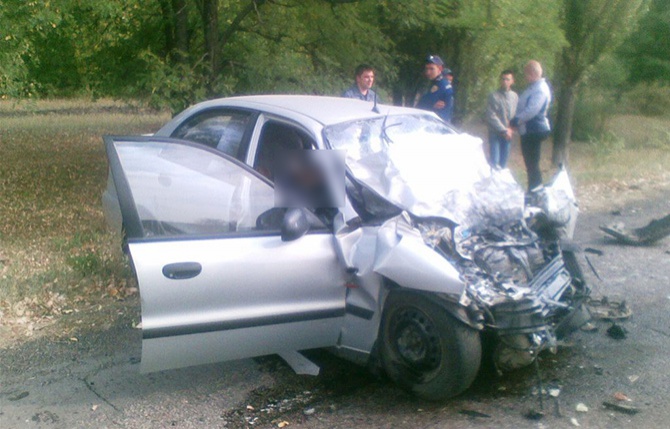 На Днепропетровщине на дороге в лобовом столкновении погибли три человека - фото