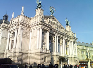 Во Львове возле Оперного театра произошла резня - фото