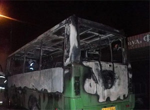 Женщина бросила зажигательную смесь в пассажирский автобус, утверждает его водитель - фото