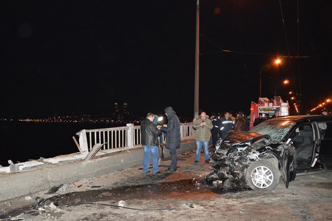 Автомобиль вылетел с моста в Днепропетровске, погибли два человека - фото