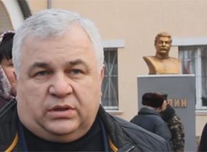 Депутаты Госдумы РФ открыли в Луганске памятник Сталину - фото